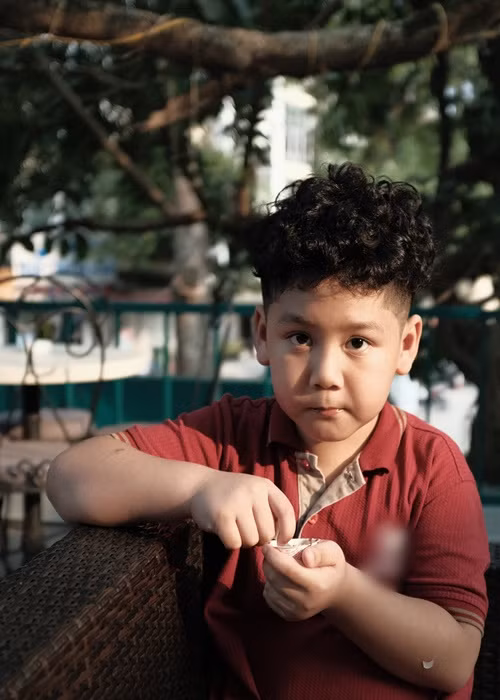 Theo Mạnh Trường, con trai biết tự chăm sóc bản thân dù tính vẫn còn vô tư, hồn nhiên. Ngoài ra, bé Bon còn hiếu động, hài hước và thường xuyên khiến mẹ tan chảy vì những câu nói ngọt ngào.