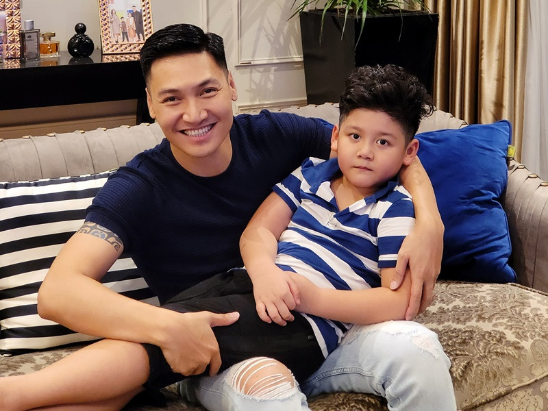 Bé Bon có ngoại hình kháu khỉnh như hot boy nhí.