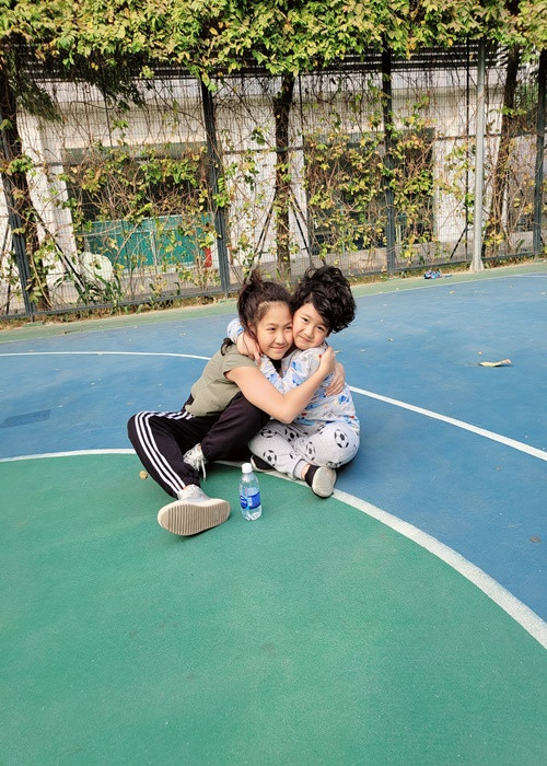 Bé Bon - con trai của Mạnh Trường năm nay 8 tuổi, tên thật là Nhật Minh.