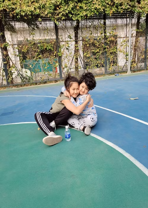 Bé Bon - con trai của Mạnh Trường năm nay 8 tuổi, tên thật là Nhật Minh.