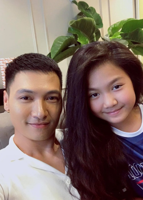 Cô nhóc thích nuôi tóc dài, thi thoảng làm xoăn điệu đà.