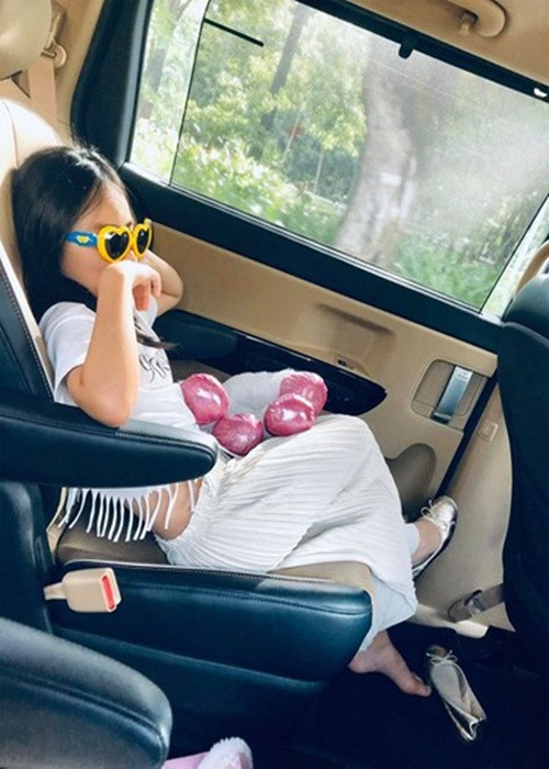 Con gái của Thủy Tiên sinh ra đã "ngậm thìa vàng". Tuy nhiên, vợ chồng Thủy Tiên dạy con lối sống tiết kiệm, không được phung phí.