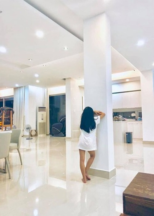 Không chỉ đăng ảnh con, Thủy Tiên - Công Vinh còn hay đăng những câu chuyện vui giữa 3 người trong gia đình. Trong ảnh, Bánh Gạo bị mẹ phạt bắt úp mặt vào tường vì dám trêu mẹ dữ như cọp.