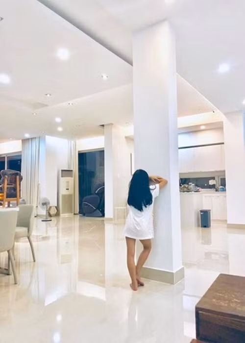 Không chỉ đăng ảnh con, Thủy Tiên - Công Vinh còn hay đăng những câu chuyện vui giữa 3 người trong gia đình. Trong ảnh, Bánh Gạo bị mẹ phạt bắt úp mặt vào tường vì dám trêu mẹ dữ như cọp.