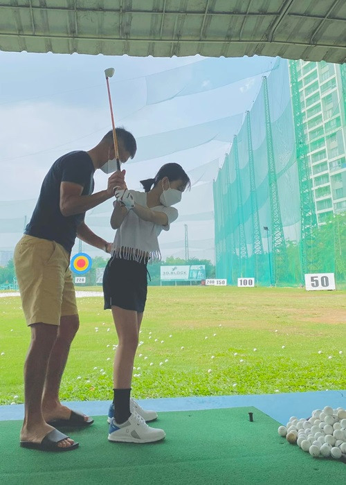 9 tuổi, con gái Thủy Tiên - Công Vinh có chiều cao ấn tượng với đôi chân dài miên man.