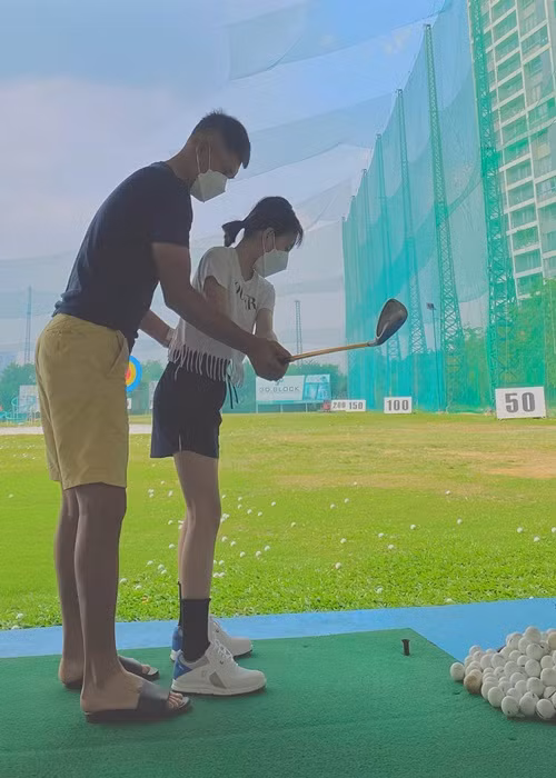 Con gai Thuy Tien - Cong Vinh tap danh golf, chieu cao gay an tuong