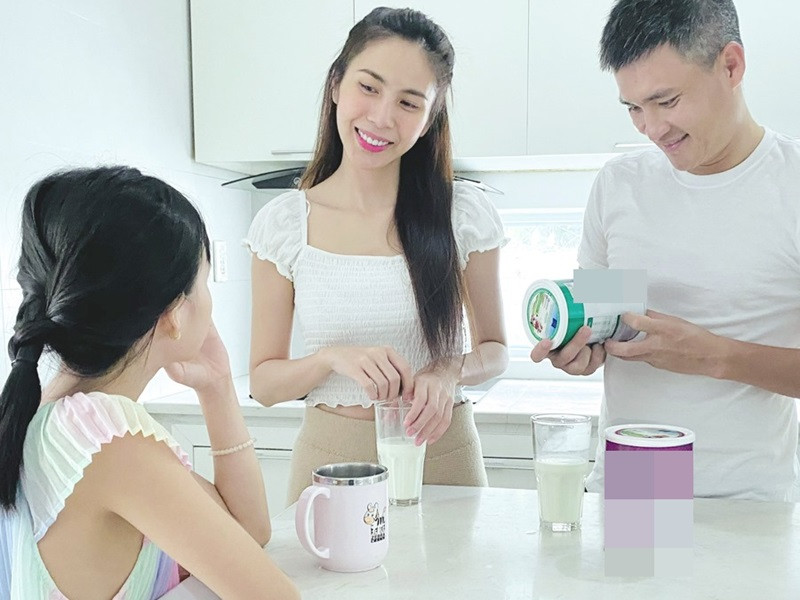 Thi thoảng, vợ chồng Thủy Tiên khoe cô công chúa nhỏ nhưng chỉ chụp ảnh từ đằng sau hoặc che chắn gương mặt rất kĩ.