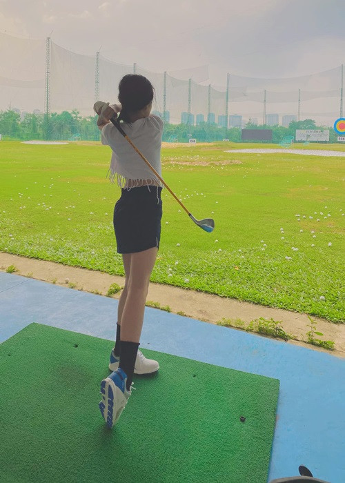 Chia sẻ loạt ảnh con gái, Công Vinh cho hay: "Con nhà tông không giống lông cũng giống cánh. Cái nết chơi thể thao thì khó mấy cũng phải làm bằng được thì thôi”.