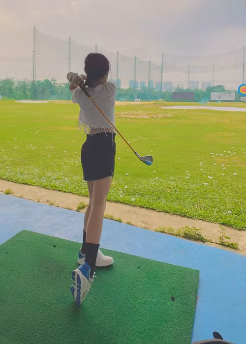 Chia sẻ loạt ảnh con gái, Công Vinh cho hay: "Con nhà tông không giống lông cũng giống cánh. Cái nết chơi thể thao thì khó mấy cũng phải làm bằng được thì thôi”.