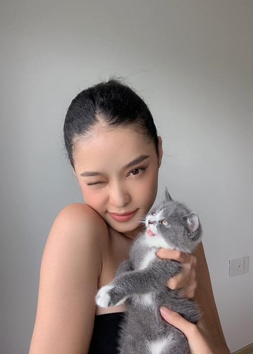 Người đẹp đến từ Lâm Đồng chia sẻ về việc giữ nguyên mái tóc xù: "Mỗi lần thấy tóc mình các thợ làm tóc đều rất sợ vì phải làm cho mình rất lâu, nhưng khi trưởng thành, mình học được rằng bạn tự tin nhất là khi bạn đẹp nhất, vậy nên mình đã quyết định để lại mái tóc này của mình”.