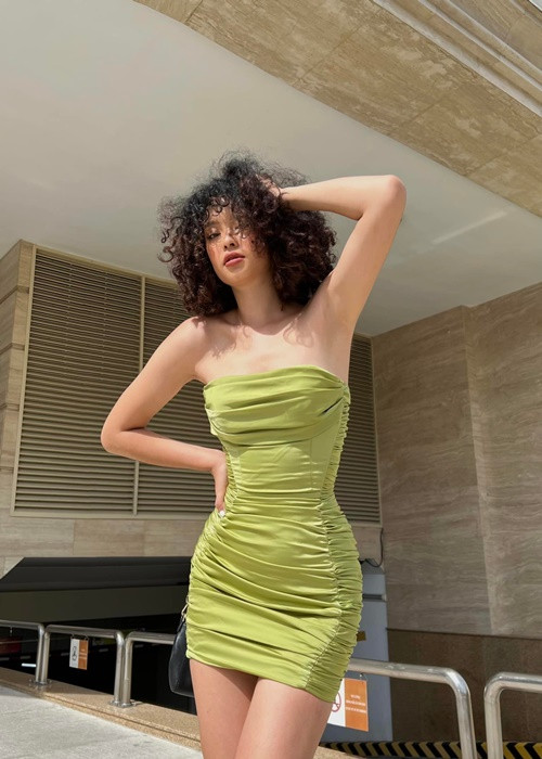 Chân dài sinh năm 1997 thừa hưởng mái tóc xù tự nhiên từ bố và bà nội của mình.