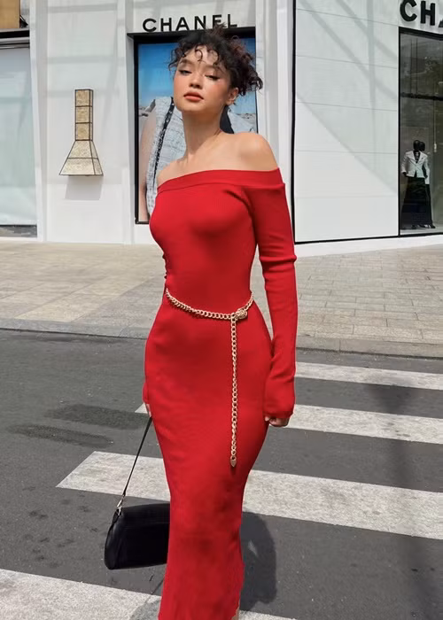 Chân dài sinh năm 1997 khoe body trong váy áo ôm sát, bikini.