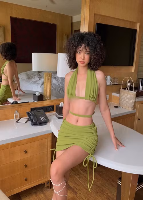 Ở The Face Vietnam 2018, Như Mỹ gây chú ý khi tiết lộ về tai nạn bỏng lúc 6 tháng tuổi khiến cô chỉ còn 8 ngón tay.