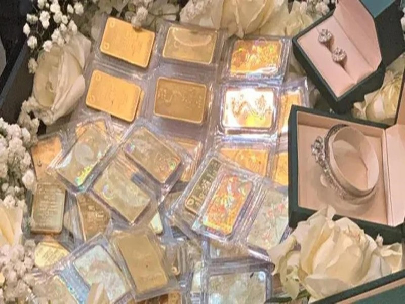 Bà xã của Lý Bình chia sẻ trên Yan: "Đó chính là ngày sinh của tôi và 88 đối với tôi cũng là một con số rất may mắn. Hy vọng 2 vợ chồng nhận được món quà đó sẽ làm ăn càng phát tài phát lộc và mong sớm có tin vui". Ảnh: FBNV