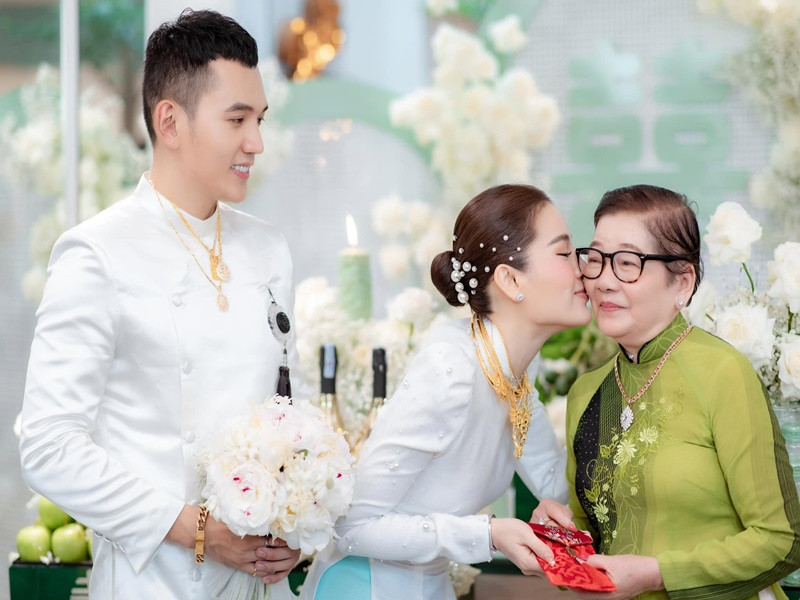 Theo Ngôi sao, về tổng số quà cưới nhận được, vợ chồng Phương Trinh cho biết, khoảng 10 tỷ đồng và không nhớ chính xác từng món để tính toán. Ảnh: VTC