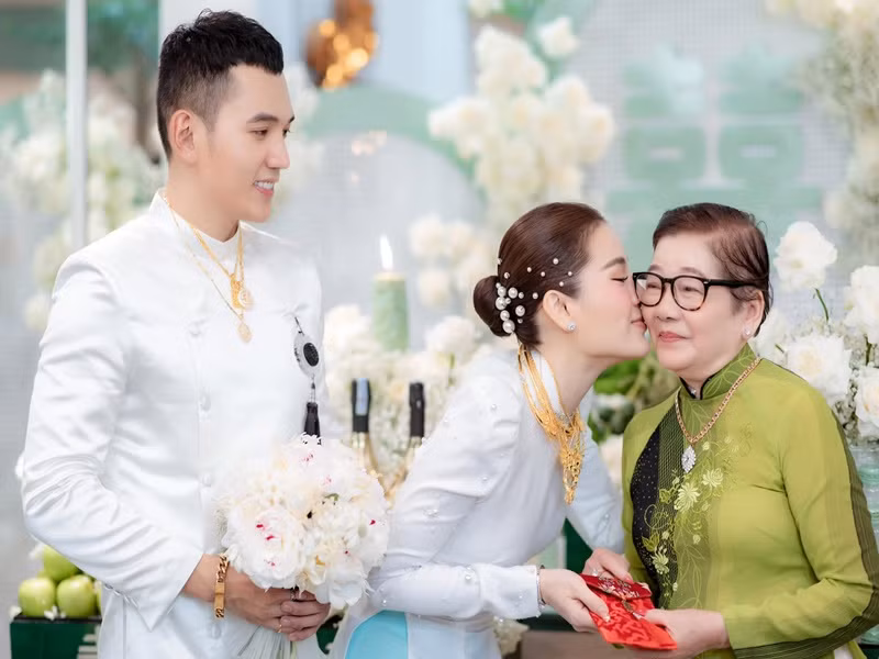 Theo Ngôi sao, về tổng số quà cưới nhận được, vợ chồng Phương Trinh cho biết, khoảng 10 tỷ đồng và không nhớ chính xác từng món để tính toán. Ảnh: VTC