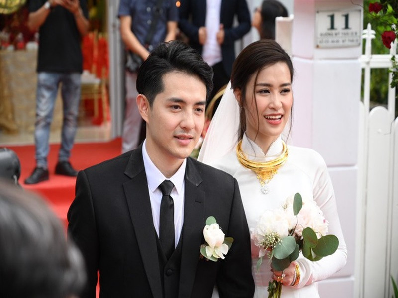 Theo Zing, trong lễ ăn hỏi với Ông Cao Thắng, Đông Nhi nhận được của hồi môn là vòng tay, kiềng vàng, bộ trang sức kim cương gồm nhẫn, hoa tai và vòng cổ từ mẹ chồng. Ảnh: Zing