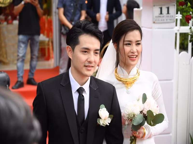 Theo Zing, trong lễ ăn hỏi với Ông Cao Thắng, Đông Nhi nhận được của hồi môn là vòng tay, kiềng vàng, bộ trang sức kim cương gồm nhẫn, hoa tai và vòng cổ từ mẹ chồng. Ảnh: Zing