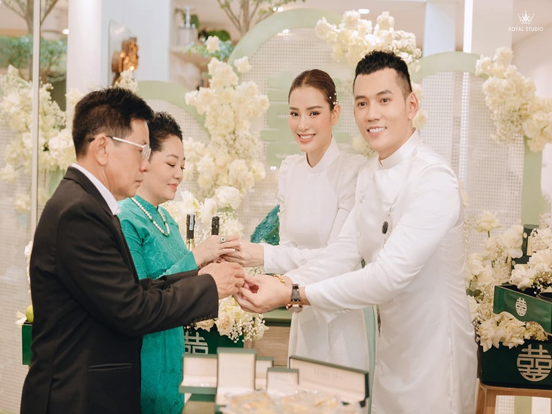 Không chỉ ca sĩ Minh Hằng, nhiều mỹ nhân Việt cũng nhận của hồi môn "khủng". Hồi tháng 4 vừa qua, Phương Trinh Jolie nhận được sính lễ gồm 88 cây vàng, trang sức kim cương 2 tỷ. Ảnh: FBNV