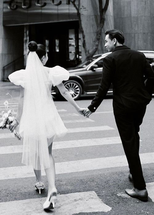 Đôi uyên ương nắm tay nhau tình tứ.