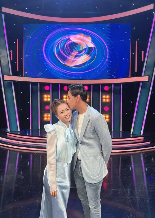 Huỳnh Quý cho biết, anh và bạn gái hoãn đám cưới nhiều lần do tình hình dịch bệnh phức tạp nhưng sẽ sớm tổ chức hôn lễ.