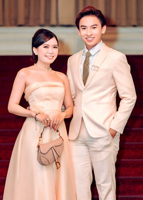 Đôi uyên ương sánh đôi tại các sự kiện giải trí, chương trình, cùng nhau đi nghỉ dưỡng.