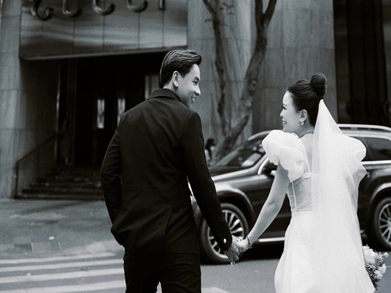 Huỳnh Quý và Thụy Khanh chụp ảnh cưới trên phố.