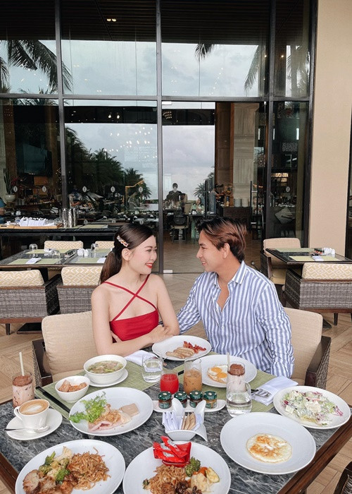 Trong mắt “soái ca làng hài”, Thụy Khanh là một cô gái xinh đẹp, đầy tự tin. “Em có thể không xinh như Hoa hậu Thế giới nhưng trong anh, em là cả thế giới, là Hoa hậu duy nhất trong tim anh”, Huỳnh Quý dành lời ngọt ngào cho nửa kia.