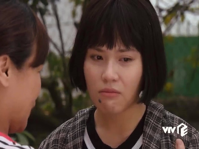 Ánh Tuyết không ngại hy sinh cho vai Diệp. Cô cắt tóc ngắn, tăng đến 8kg, chấp nhận ăn mặc lôi thôi, quê mùa.