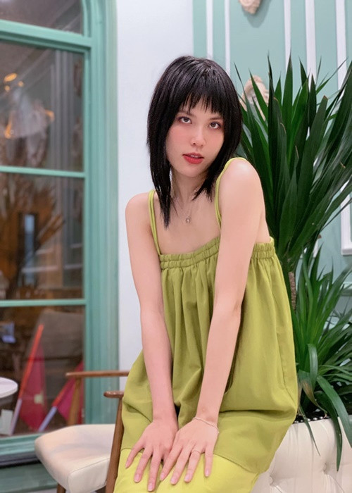 Ánh Tuyết nổi tiếng trên mạng xã hội với nghệ danh "Tuyết Bít". Cô được nhiều cư dân mạng yêu thích qua những vai diễn hài hước trong đoạn phim ngắn, video do cô lên ý tưởng, viết kịch bản và sản xuất nội dung.