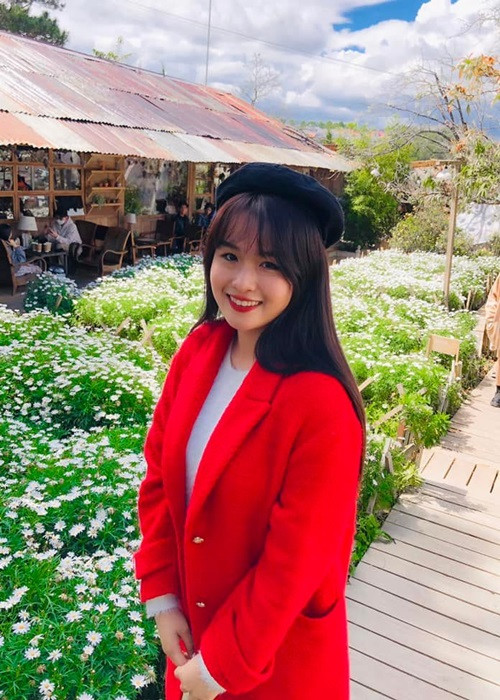 Cô chia sẻ trong chương trình Con tôi vô số tội: "Em sợ cảm giác bị người khác nói nó được khen vì nhờ ba gửi gắm. Thực tế, em sống tự thân vận động".