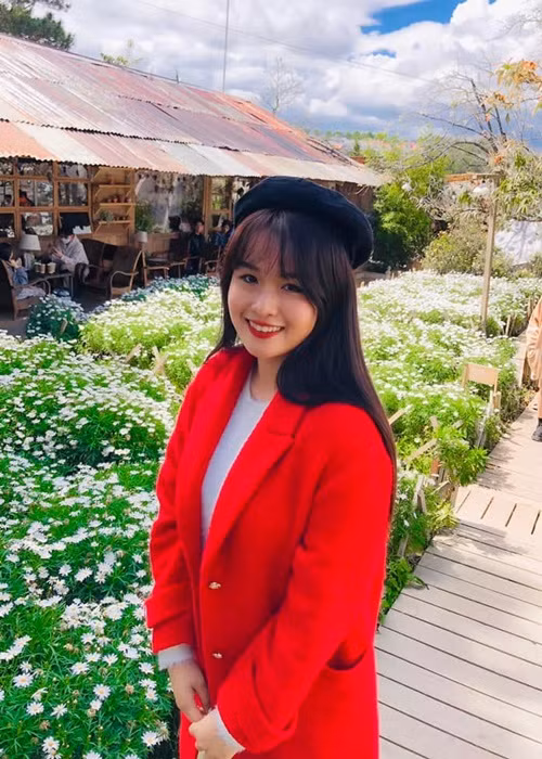 Cô chia sẻ trong chương trình Con tôi vô số tội: "Em sợ cảm giác bị người khác nói nó được khen vì nhờ ba gửi gắm. Thực tế, em sống tự thân vận động".