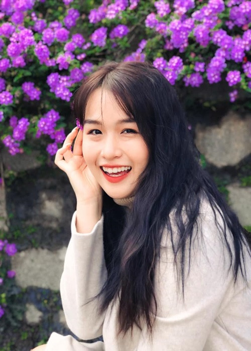 Khánh Trinh cảm thấy áp lực với tên gọi "con gái nghệ sĩ Hoàng Mập". Nữ diễn viên cho rằng nhiều người có cái nhìn khắt khe hơn với cô chỉ vì cô đang đứng dưới cái bóng quá lớn của cha.