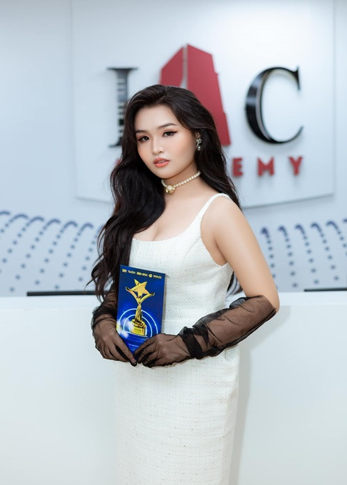 Sau khi tốt nghiệp THPT, cô theo học trường Đại học Sân khấu Điện ảnh.