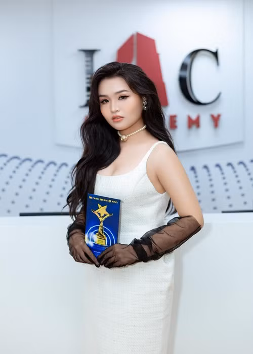 Sau khi tốt nghiệp THPT, cô theo học trường Đại học Sân khấu Điện ảnh.