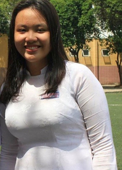 Thủy Tiên từng nặng đến 90kg. Ngoại hình quá khổ khiến Thủy Tiên tự tin, nghi ngờ và trách móc bản thân. "Suốt 3 năm học THPT, tôi luôn trốn trong lớp, thậm chí, giờ giải lao tôi cũng không dám đi ra ngoài chơi. Vì tôi sợ và lo lắng rằng, chỉ cần bước ra cánh cửa lớp tôi sẽ nghe được nhiều lời chê bai về thân hình quá khổ 90kg đang mặc chiếc áo dài nữ sinh", người đẹp chia sẻ trên Dân Việt. Ảnh: Thế giới trẻ