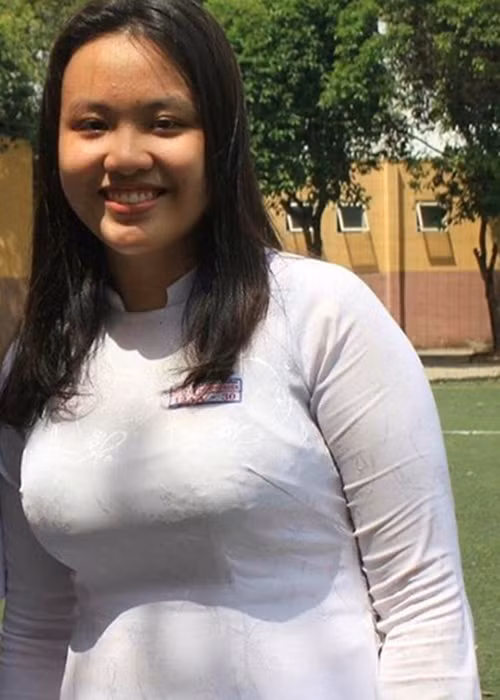 Thủy Tiên từng nặng đến 90kg. Ngoại hình quá khổ khiến Thủy Tiên tự tin, nghi ngờ và trách móc bản thân. "Suốt 3 năm học THPT, tôi luôn trốn trong lớp, thậm chí, giờ giải lao tôi cũng không dám đi ra ngoài chơi. Vì tôi sợ và lo lắng rằng, chỉ cần bước ra cánh cửa lớp tôi sẽ nghe được nhiều lời chê bai về thân hình quá khổ 90kg đang mặc chiếc áo dài nữ sinh", người đẹp chia sẻ trên Dân Việt. Ảnh: Thế giới trẻ