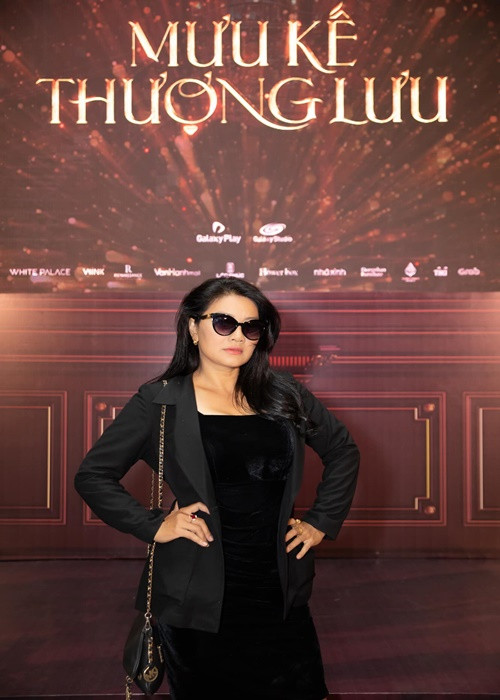 Bà mẹ 3 con ăn mặc sành điệu khi tham gia một buổi ra mắt phim. Ảnh: FBNV