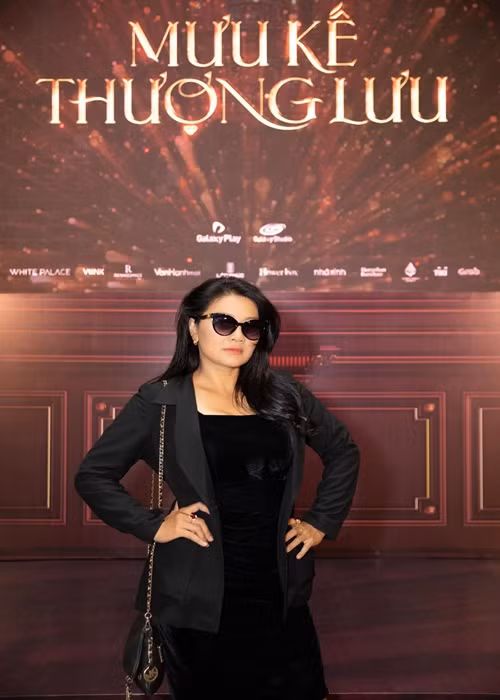 Bà mẹ 3 con ăn mặc sành điệu khi tham gia một buổi ra mắt phim. Ảnh: FBNV