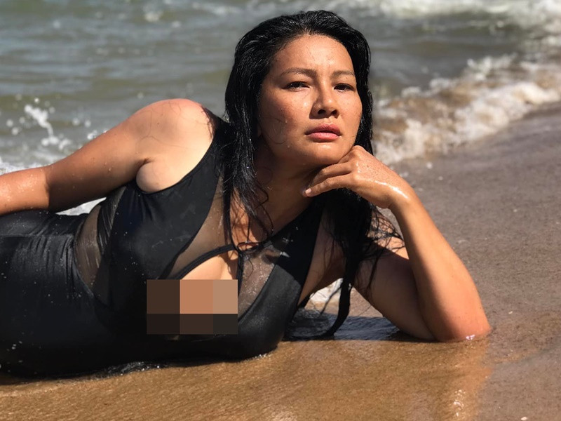 Bà mẹ 3 con khoe vòng một căng đầy trong trang phục áo tắm. Ảnh: FBNV