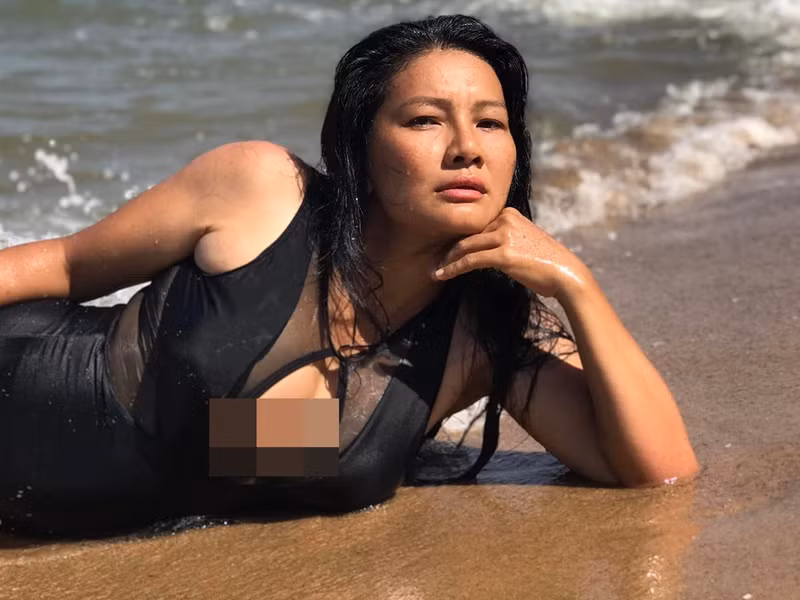 Bà mẹ 3 con khoe vòng một căng đầy trong trang phục áo tắm. Ảnh: FBNV