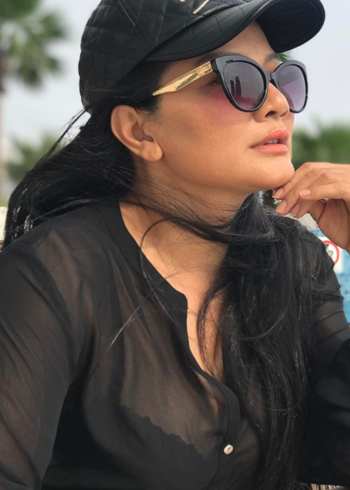 Cô ăn mặc kín đáo hơn ngày trẻ. Ảnh: FBNV