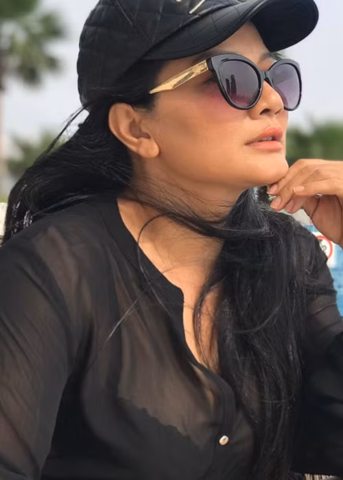 Cô ăn mặc kín đáo hơn ngày trẻ. Ảnh: FBNV