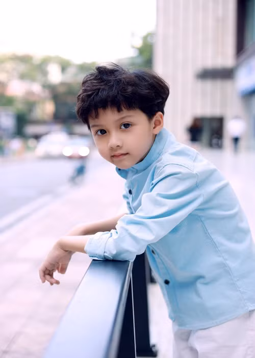 Toàn bộ các set đồ bé Nem mặc đều do Huyền Lizzie tự “lên đồ”, giúp cậu nhóc có phong cách thời trang rất “chất”.