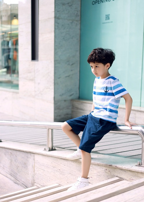 Trong bộ ảnh, nữ diễn viên phim “Thương ngày nắng về” lu mờ trước vẻ kháu khỉnh, cực ngầu bé Nem.