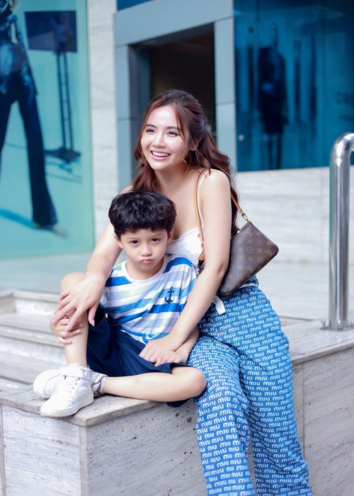 Nữ diễn viên sẽ dành nhiều thời gian cho con hơn, đưa con đi du lịch biển để bé Nem có những ngày nghỉ hè vui vẻ, ý nghĩa, chuẩn bị năng lượng tốt nhất khi bước vào năm học mới.
