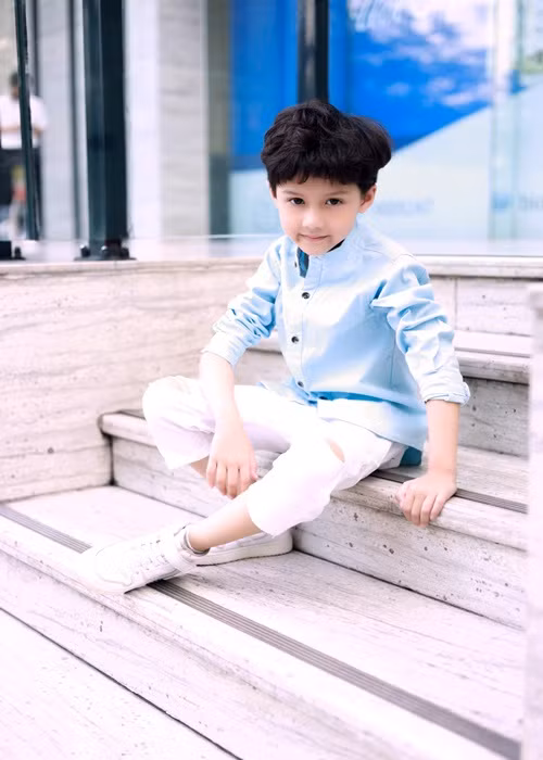 Bé Nem khá giống với mẹ, nhất là đôi mắt to tròn, biết nói.