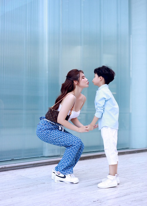 Những ngày đó, hai mẹ con sẽ cùng đi chơi, đi ăn và Huyền Lizzie sẽ đáp ứng mong muốn của con một món quà nào đó.