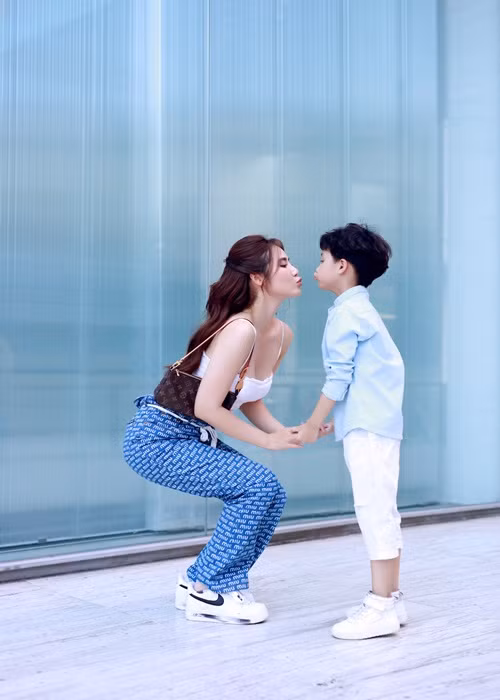 Những ngày đó, hai mẹ con sẽ cùng đi chơi, đi ăn và Huyền Lizzie sẽ đáp ứng mong muốn của con một món quà nào đó.