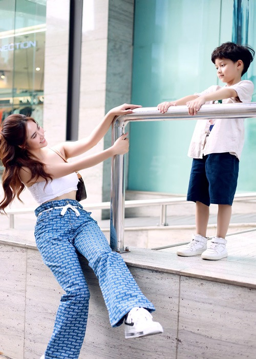 Trong gần 1 năm bận rộn với lịch quay “Thương ngày nắng về”, Huyền Lizzie không có nhiều thời gian dành cho con trai vì vậy bé Nem ở bên nhà nội để được ông bà chăm sóc nhiều hơn.